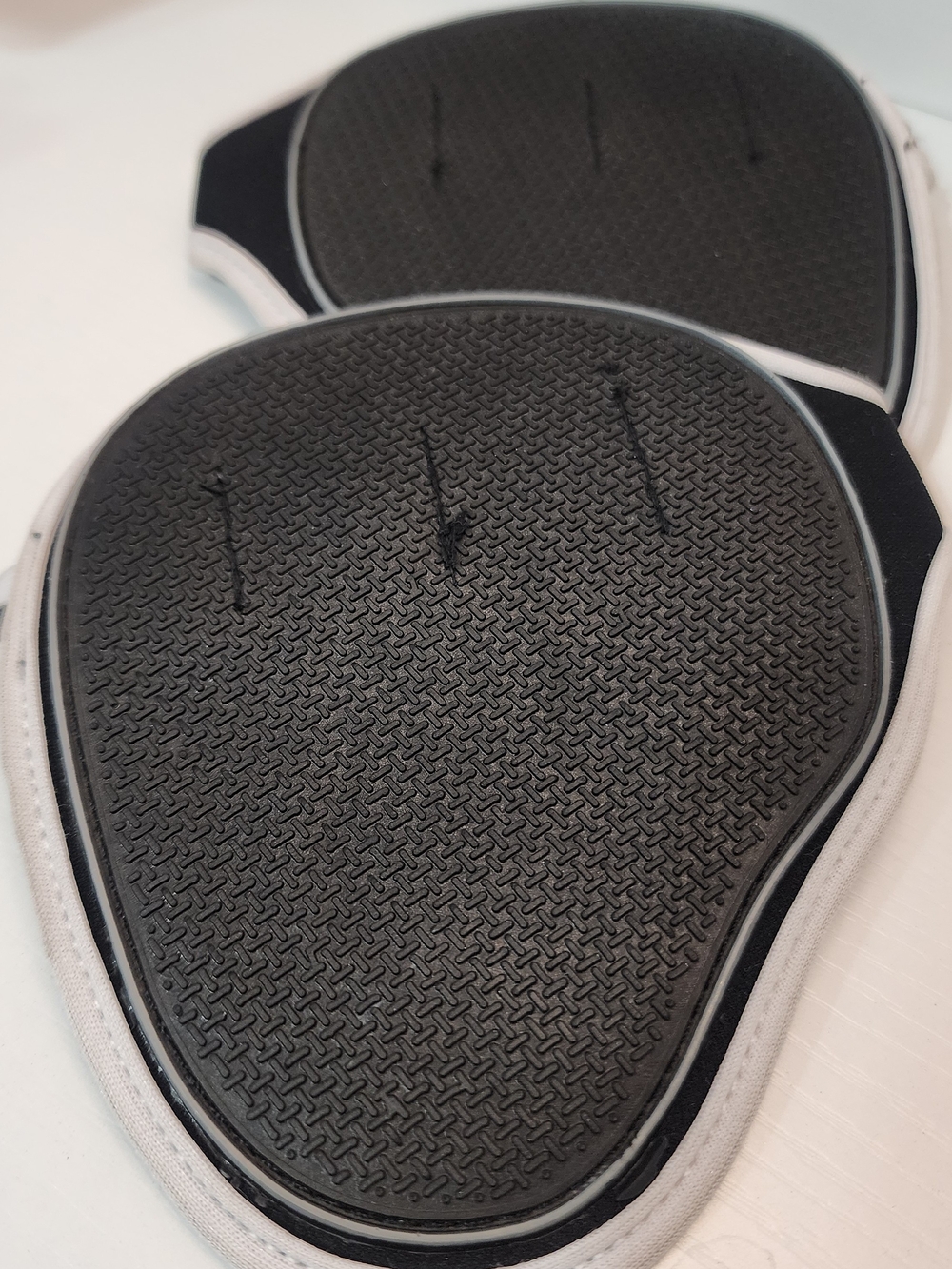 Gorilla Wear Black & White Neoprene Grip Lifting Pads - Picture 4 of 4